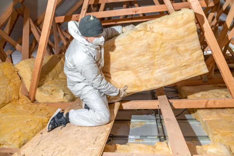 pro insulation of the roof and ceiling with glass wool